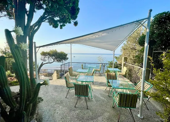 Bed and breakfast Villino Saraceno Rostain 4*